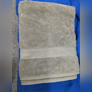 1 Boll & Branch Bath Sheet & 4 Wash Cloths. Green ( Juniper)